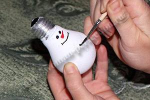 Снеговик из лампочки своими руками
